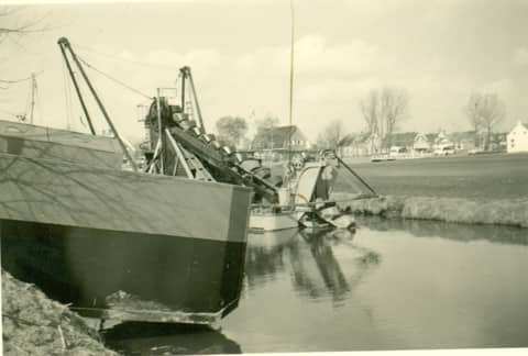 Tewaterlating van de persbaggermolen. Ca. 1960.