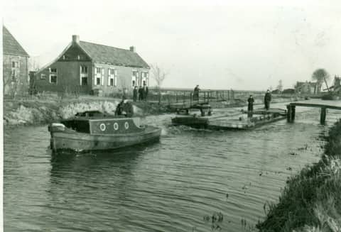 Verslepen van een modderbak, Kanaal B Emmer-Compascuum ca. 1958.