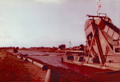 Baggermolen aan het werk in Wedde. Ca. 1961.