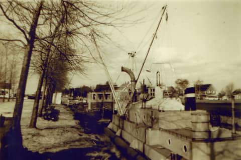 Bakkenzuiger, ook gemaakt op de werf aan de Middenweg. Ca. 1953.