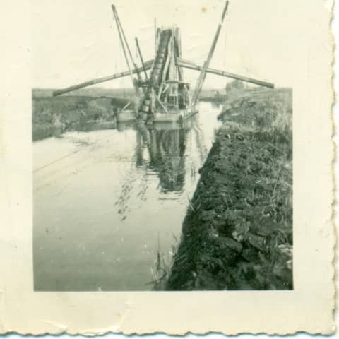 Nieuwe kanaaltjes in het veen baggeren nabij Klazienaveen.