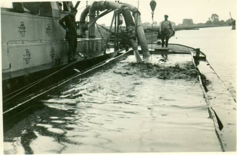 Bakkenzuiger aan het werk in Winschoten.