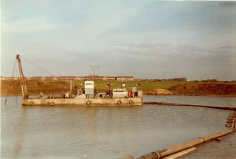 Zandzuiger aan het werk in Doesburg. Ca. 1963-1965.