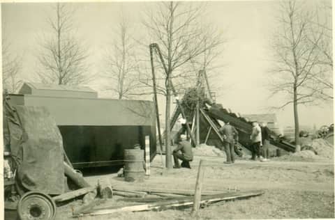 Tewaterlating van de persbaggermolen. Ca. 1960.