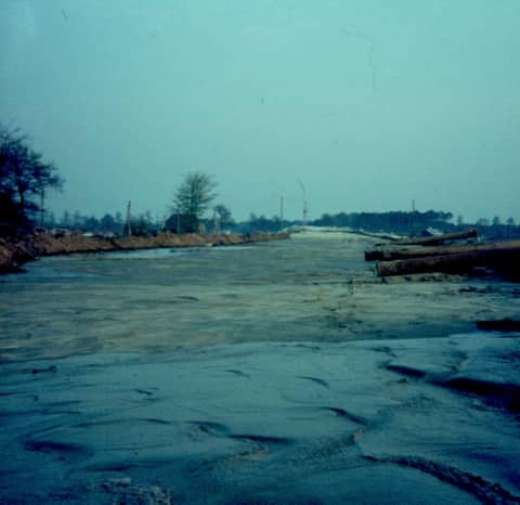 Opspuiten van de oprit bij Laren. Ca. 1971.