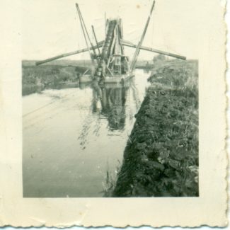 Nieuwe kanaaltjes in het veen baggeren nabij Klazienaveen